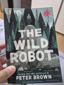 the wild robot 책을 들고 있는 이미지